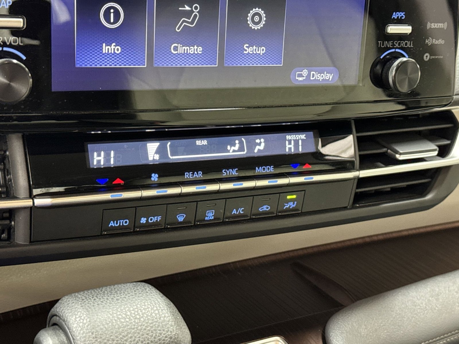 Used 2024 Toyota Sienna LE FWD image 33