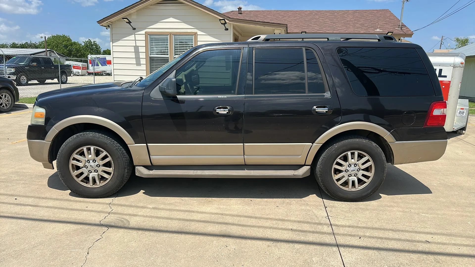 Used 2013 Ford Expedition XLT RWD image 2
