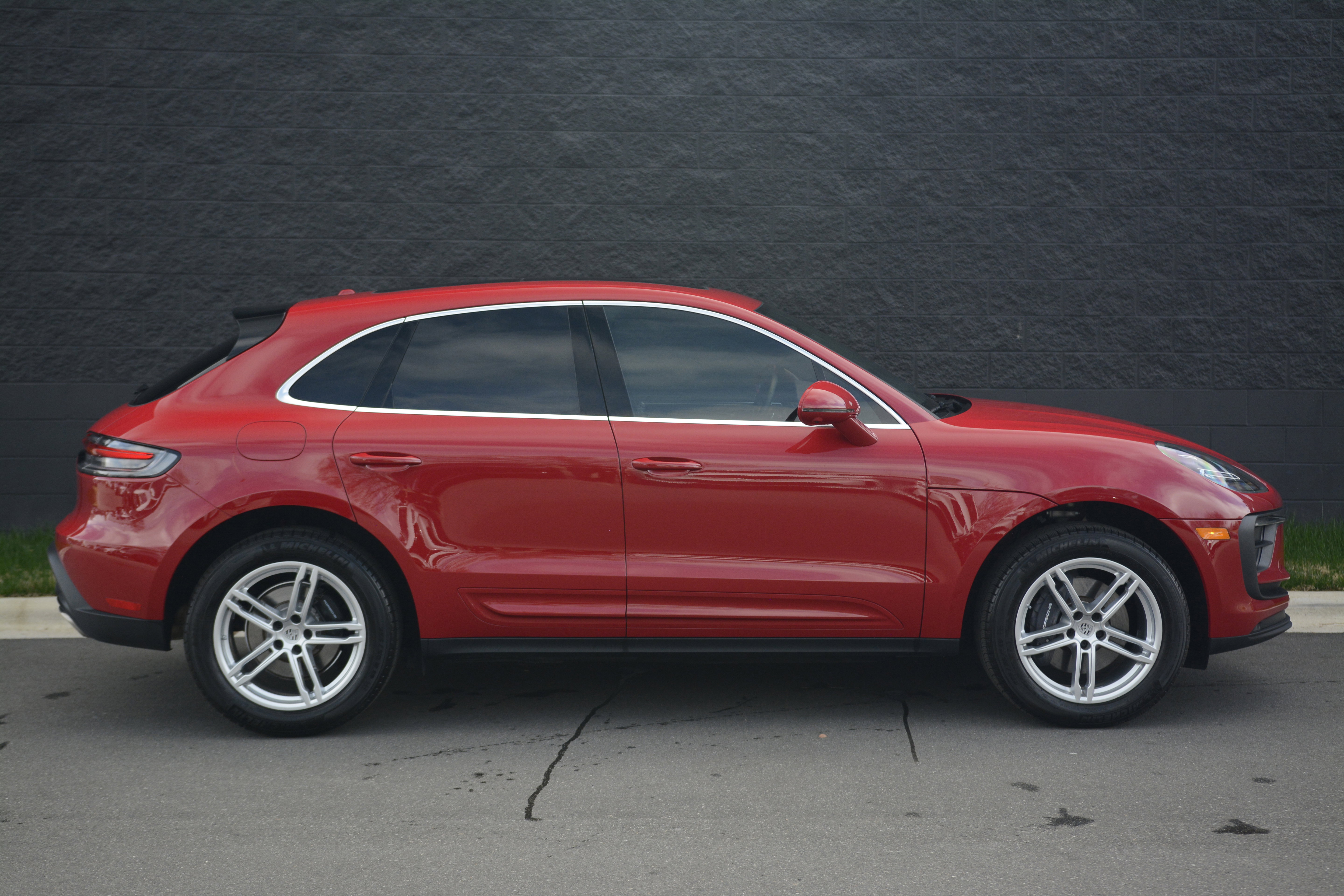 Certified 2025 Porsche Macan image 8