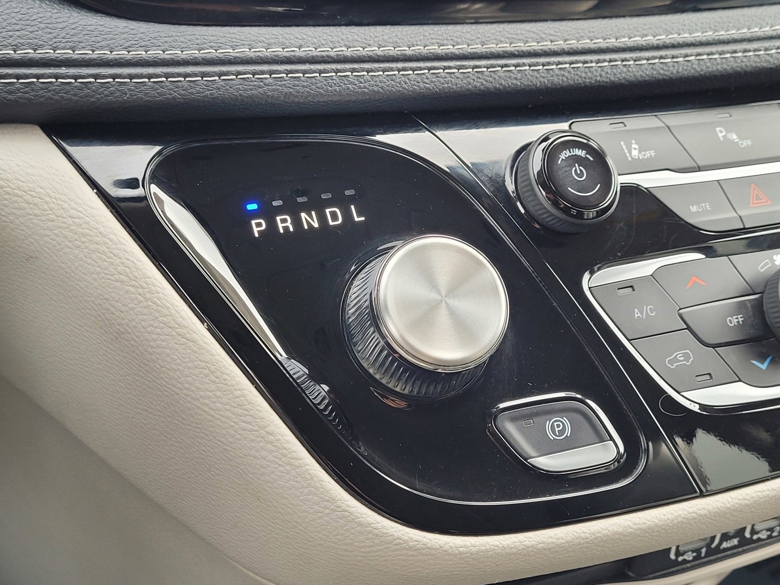 Used 2023 Chrysler Pacifica Touring-L image 27