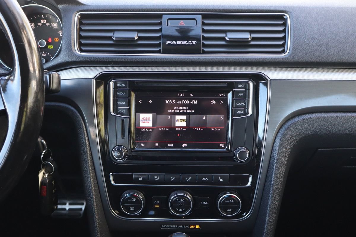 Used 2018 Volkswagen Passat 2.0T R-Line image 34