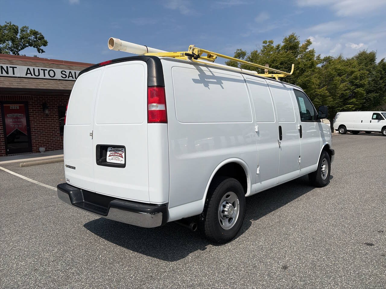 Used 2022 Chevrolet Express 2500 w/ Driver Convenience Package RWD image 10