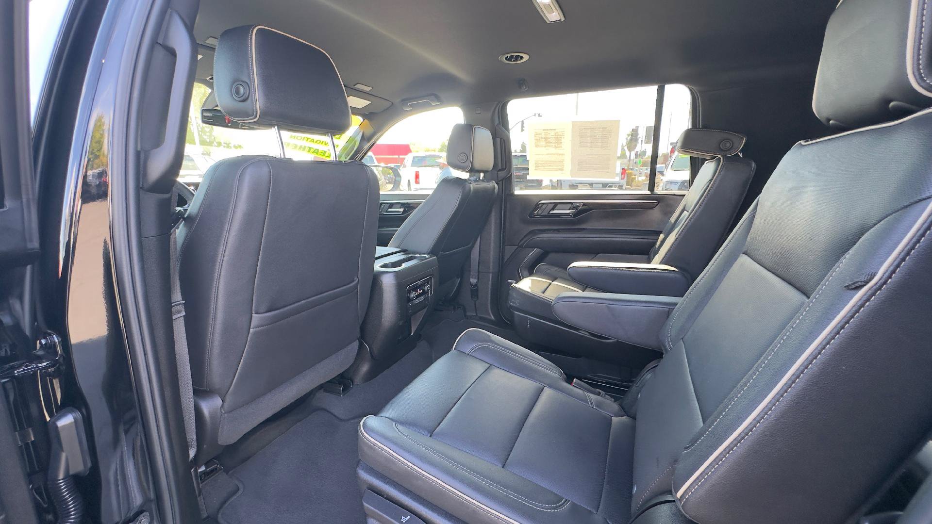 Used 2025 Chevrolet Suburban Premier AWD/4WD image 8