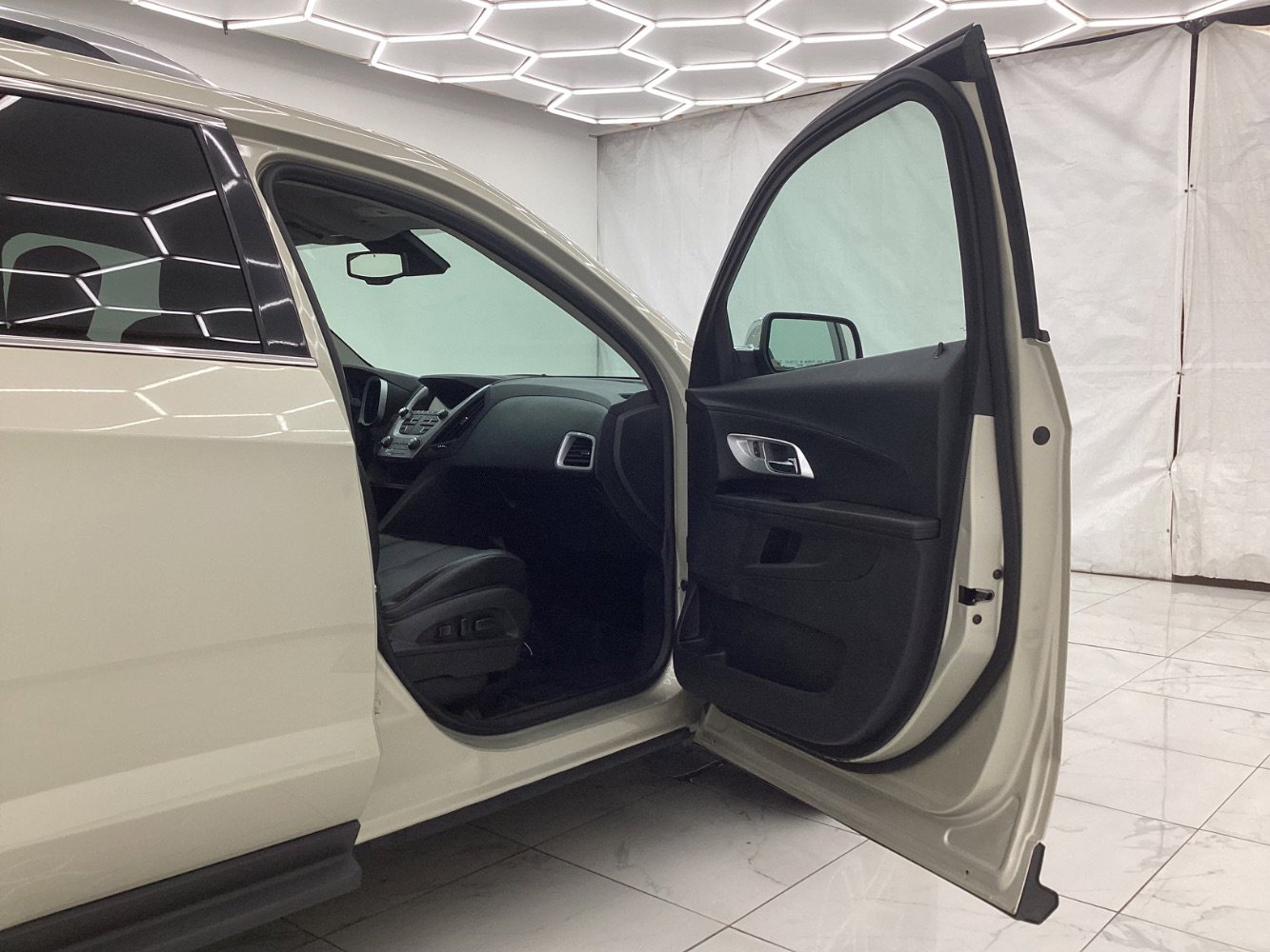 Used 2016 Chevrolet Equinox LTZ w/ Enhanced Convenience Package image 17