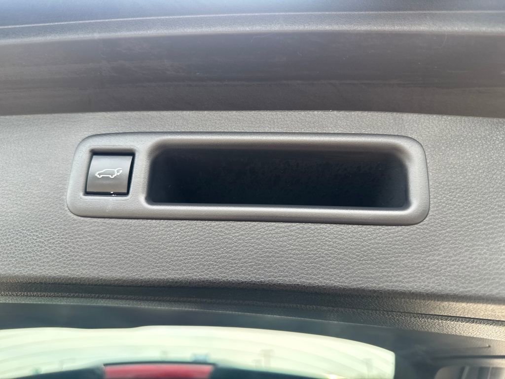 Used 2024 Toyota Highlander LE image 8