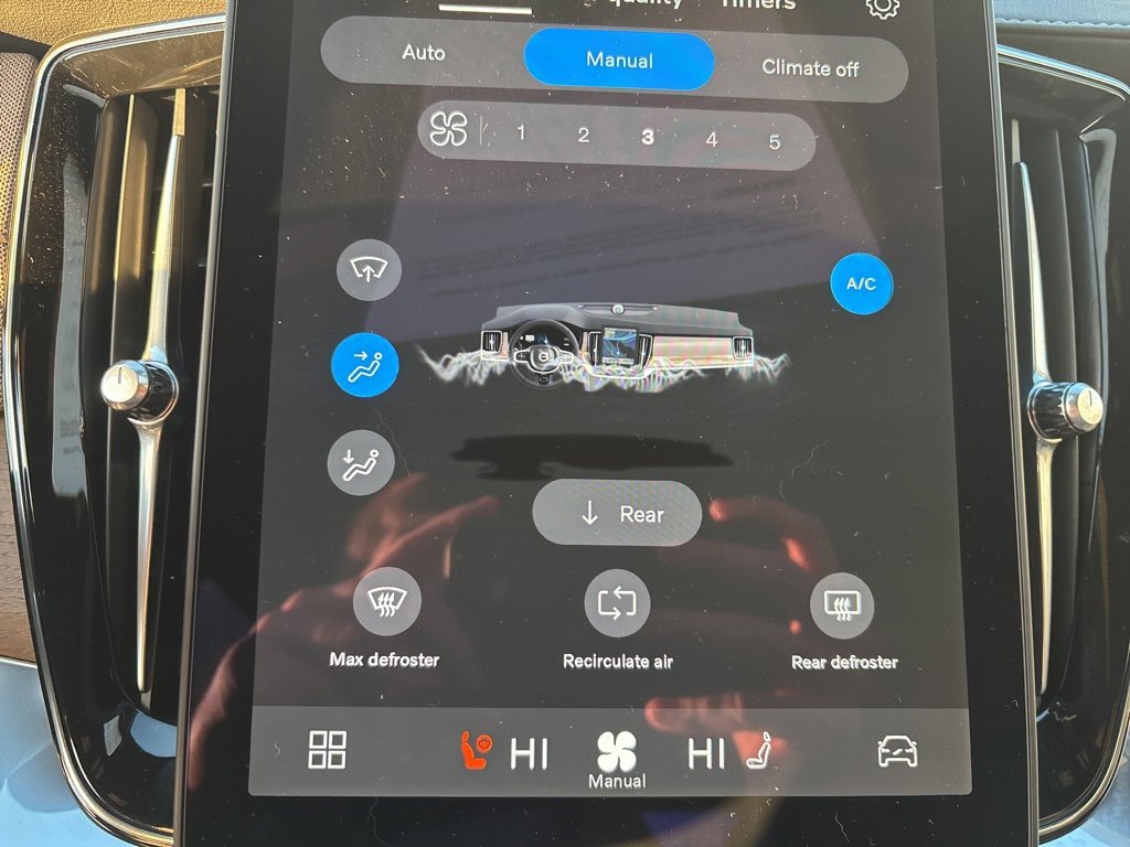 Certified 2025 Volvo XC90 B6 Plus image 28