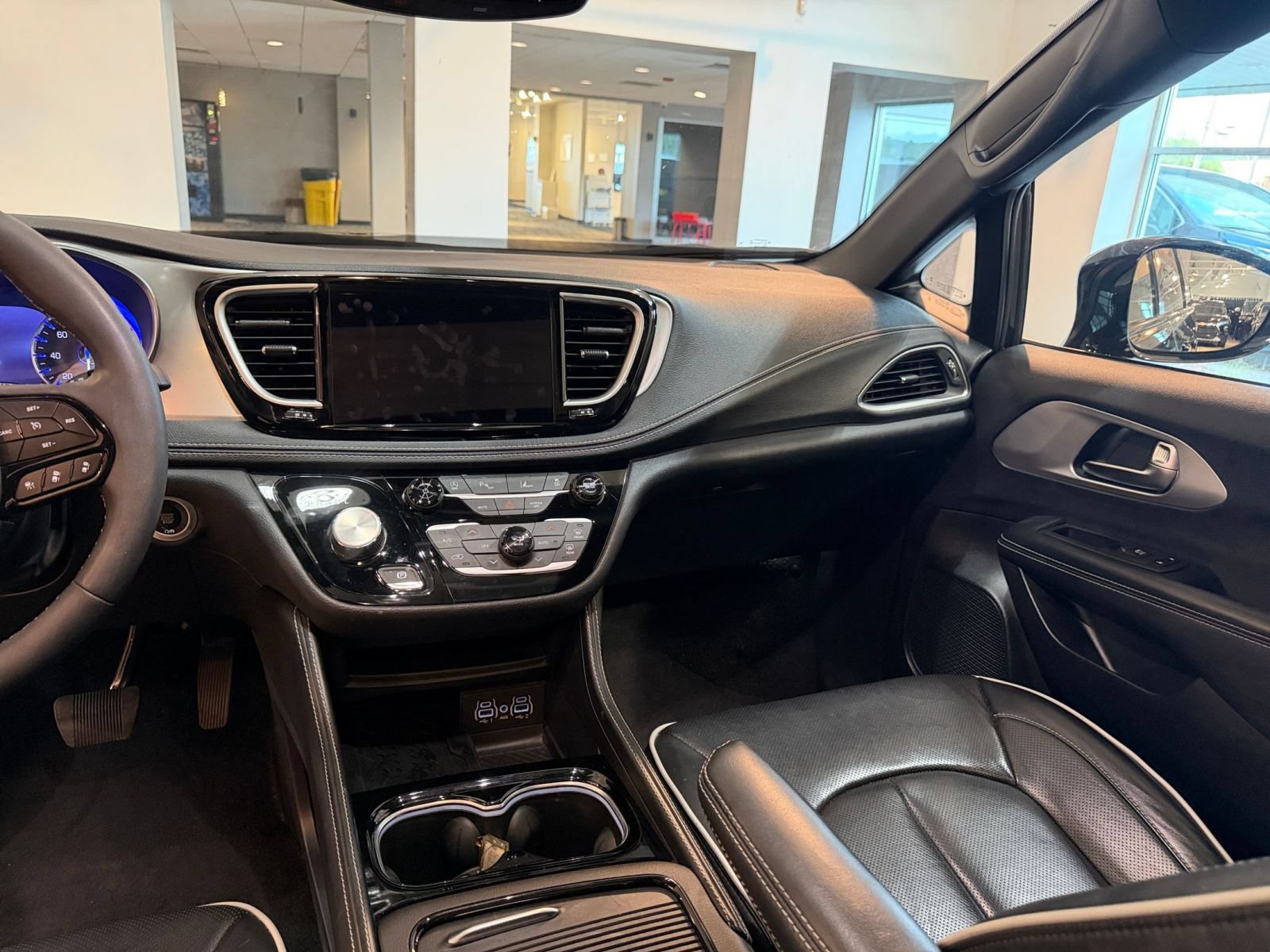 Used 2025 Chrysler Pacifica Limited FWD image 38