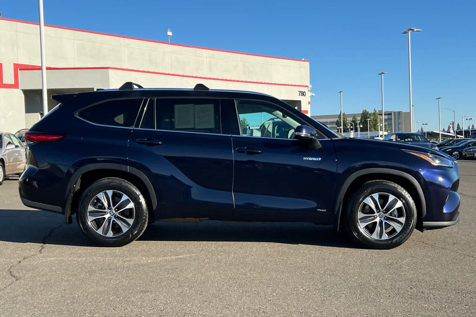 Used 2021 Toyota Highlander XLE AWD/4WD image 6