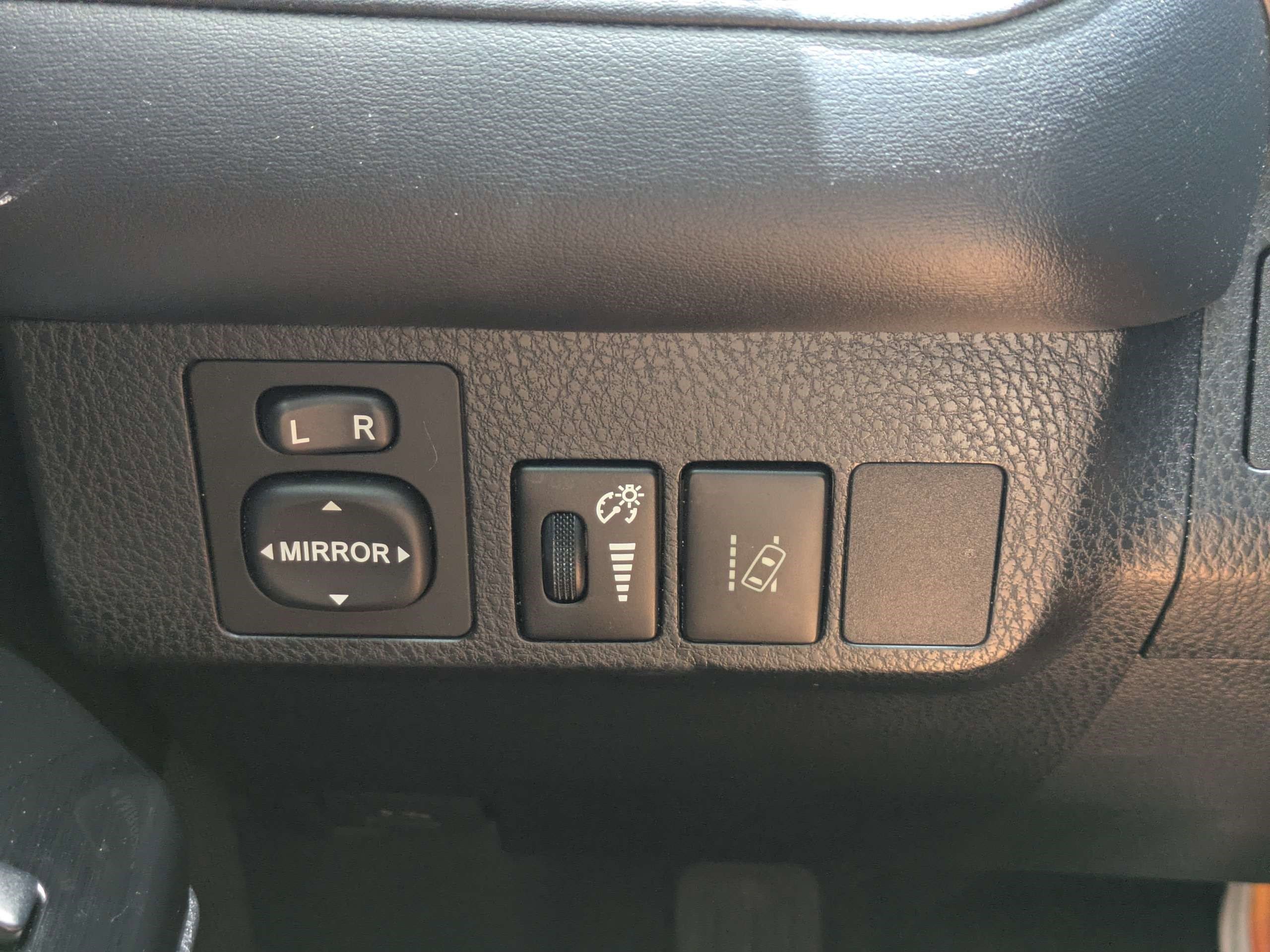 Used 2018 Toyota RAV4 Limited FWD image 23