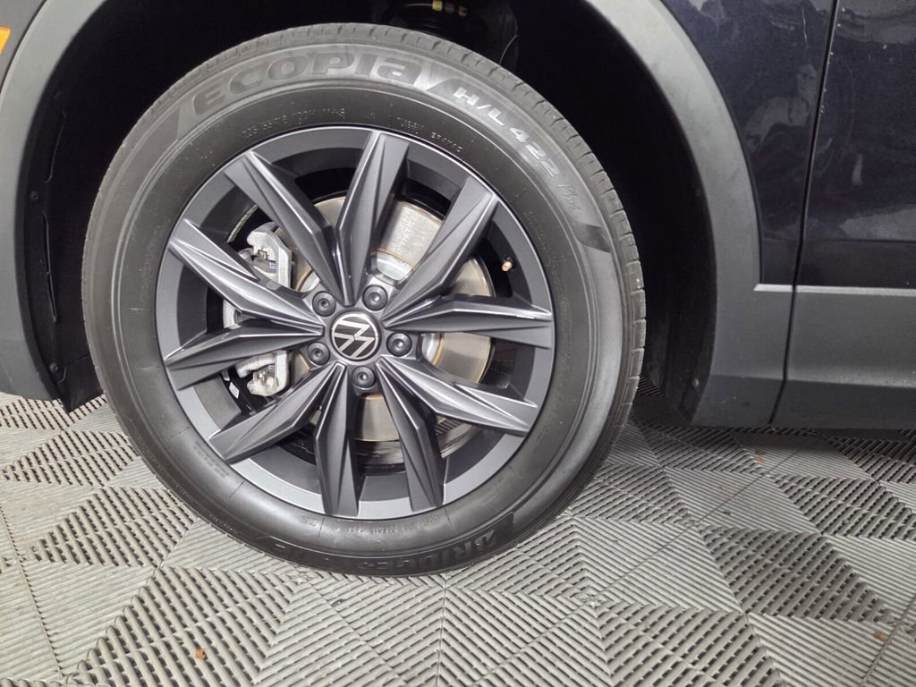 Used 2024 Volkswagen Tiguan SE image 9