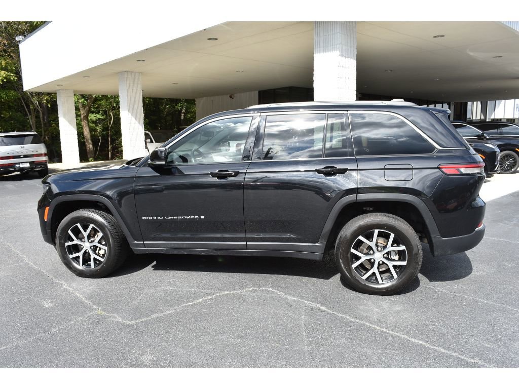 Used 2023 Jeep Grand Cherokee Limited image 2