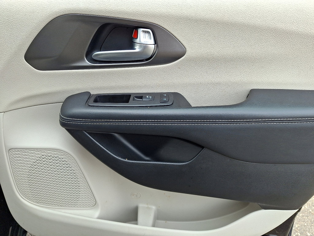 Used 2024 Chrysler Pacifica Touring-L image 10
