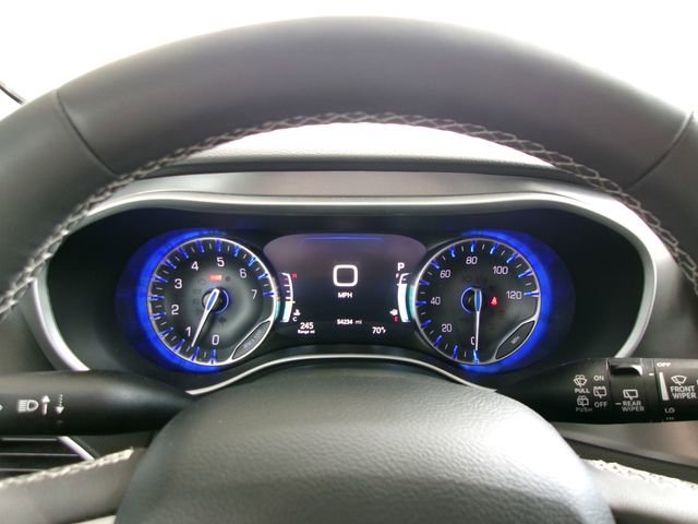 Used 2025 Chrysler Pacifica Select image 8
