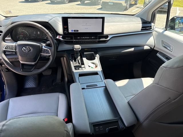 Used 2026 Toyota Sienna XLE FWD image 12