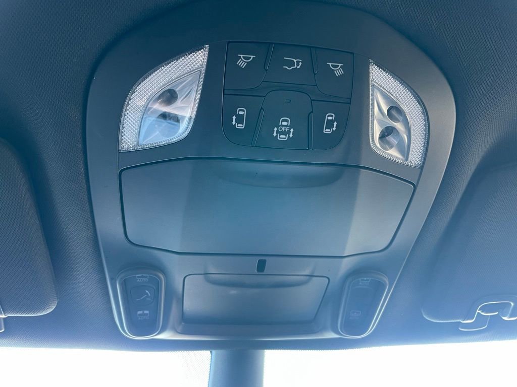 Used 2025 Chrysler Pacifica Limited image 18