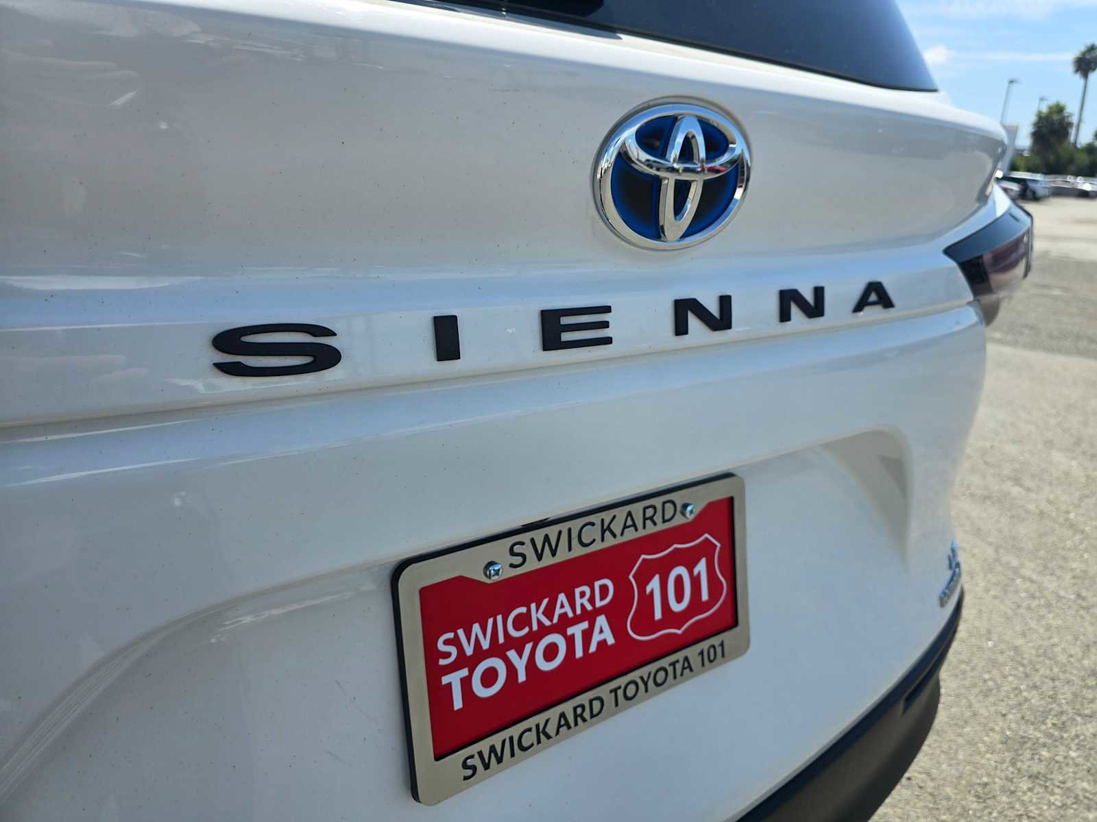 Used 2024 Toyota Sienna LE FWD image 16