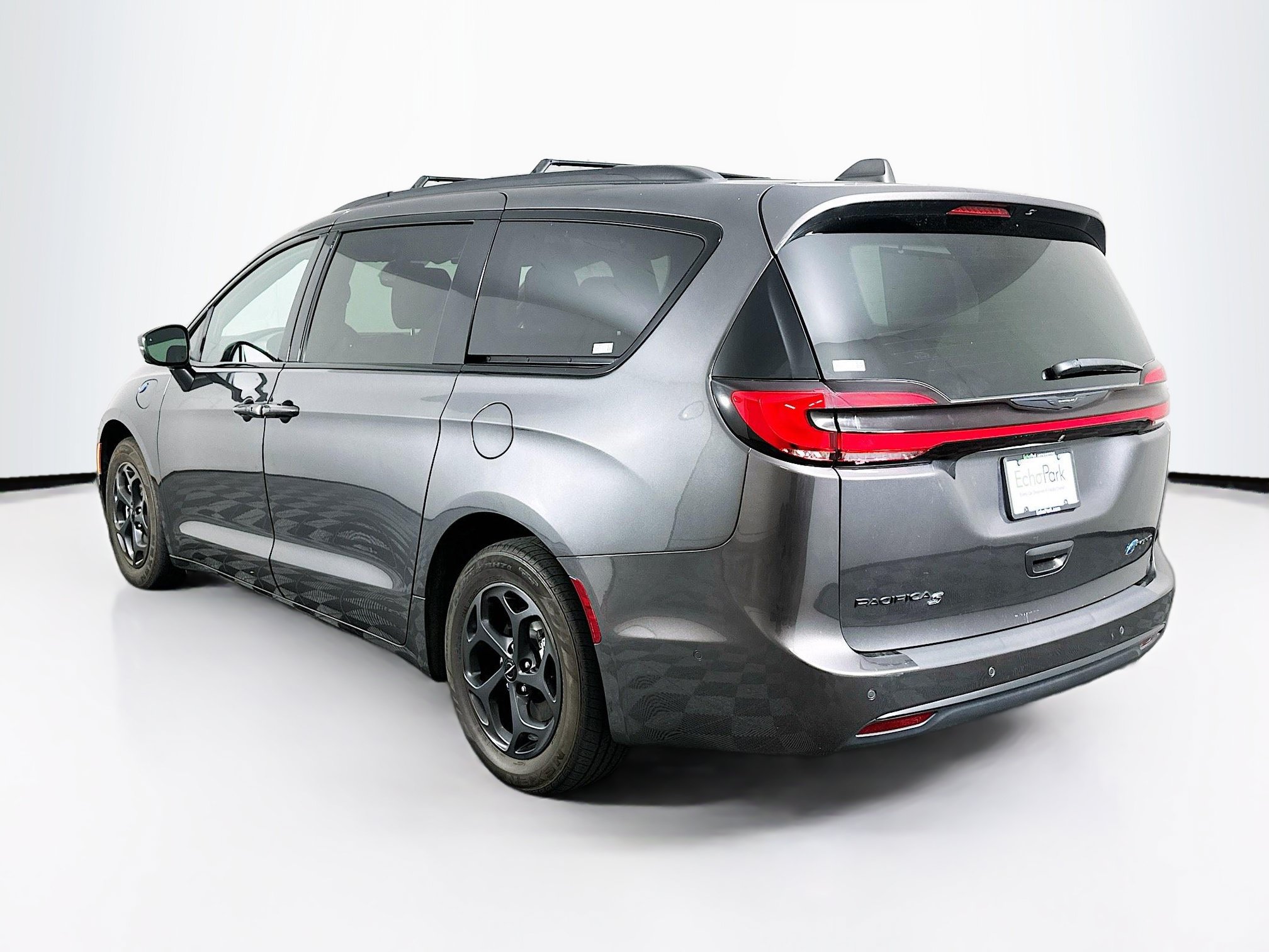 Used 2022 Chrysler Pacifica Limited w/ Uconnect Theater Family Group FWD image 5