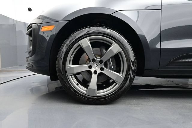 Certified 2025 Porsche Macan AWD/4WD image 6