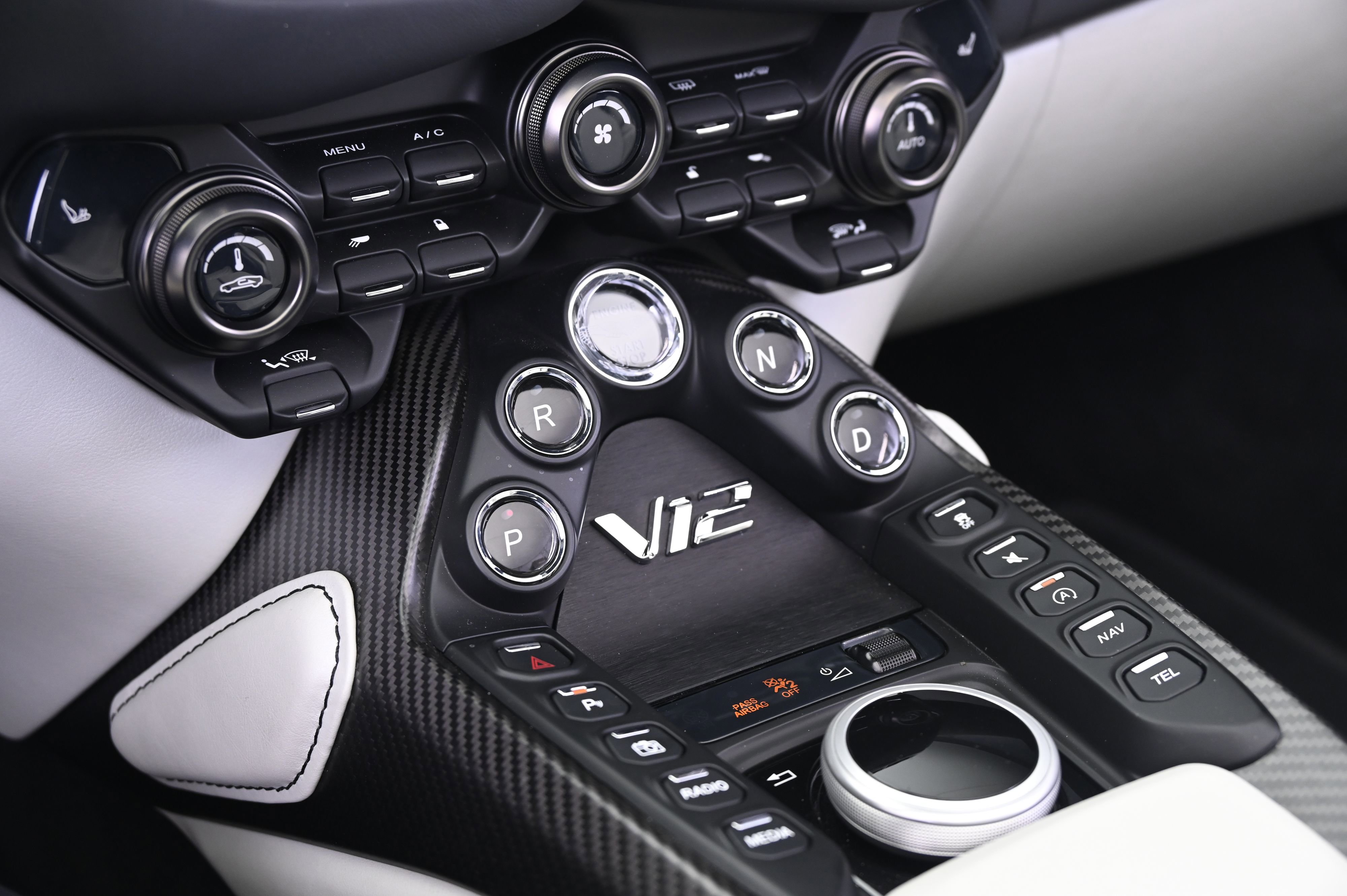 Used 2023 Aston Martin V12 Vantage Roadster image 34