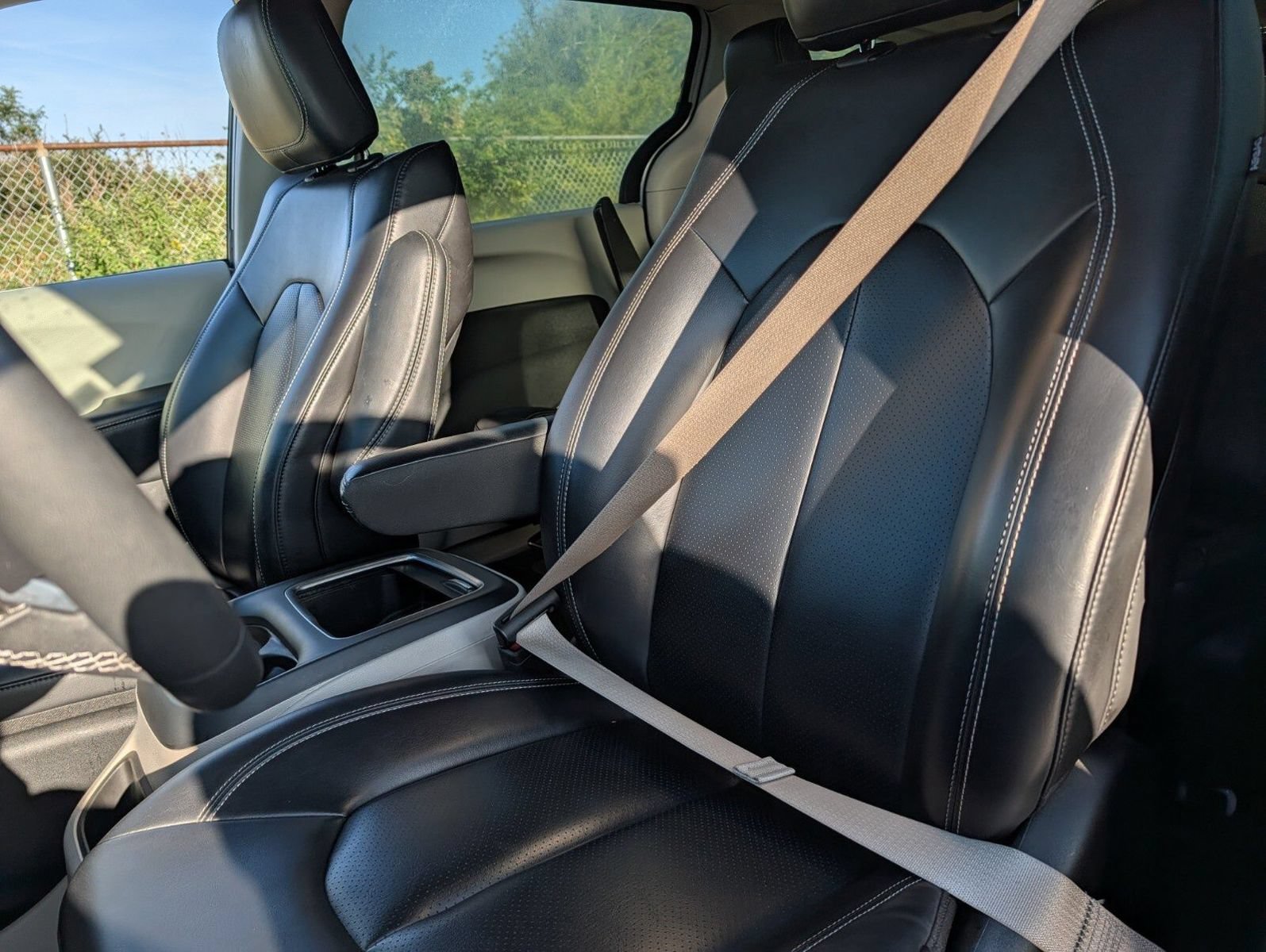 Used 2023 Chrysler Pacifica Touring-L FWD image 18