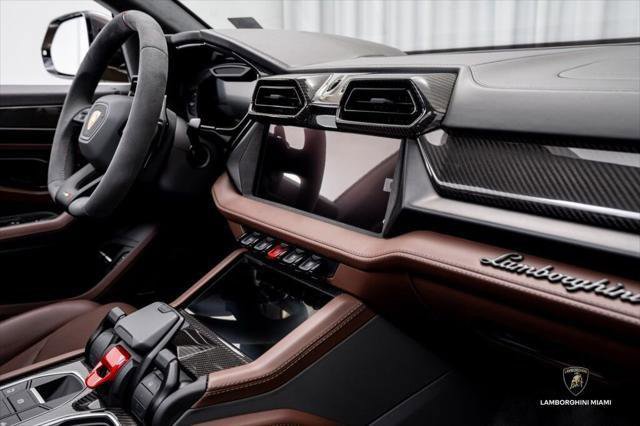 Used 2025 Lamborghini Urus SE AWD/4WD image 47