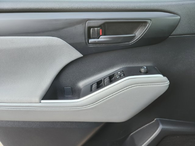 Used 2024 Toyota Highlander LE FWD image 19