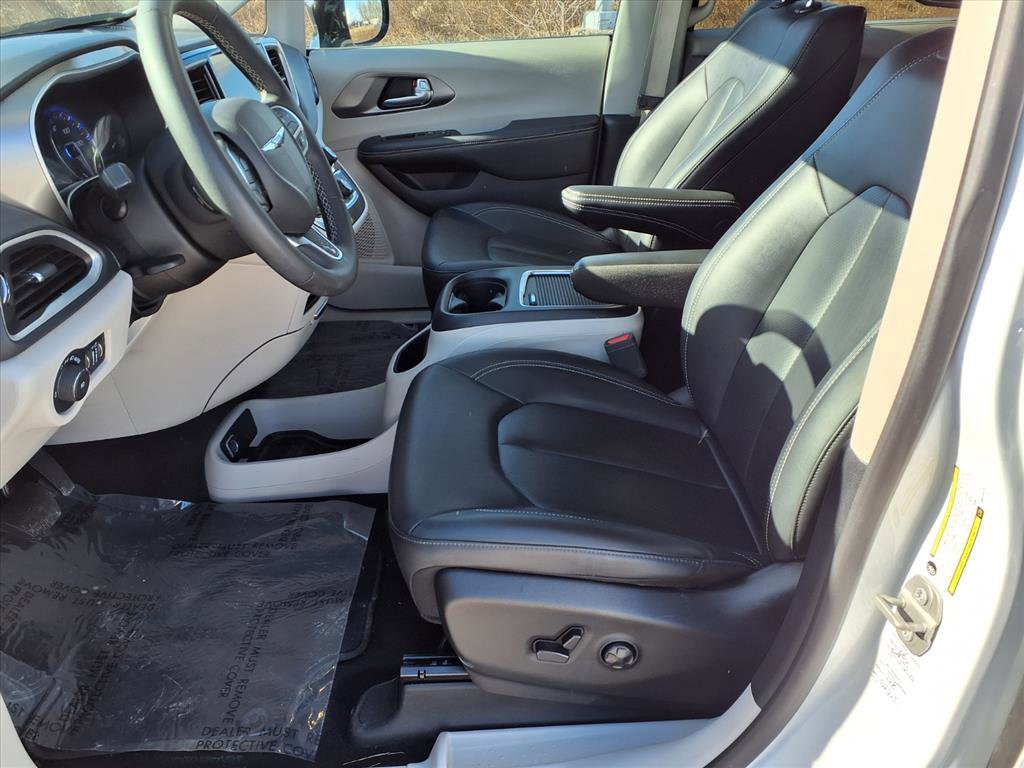 Used 2024 Chrysler Pacifica Touring-L image 24