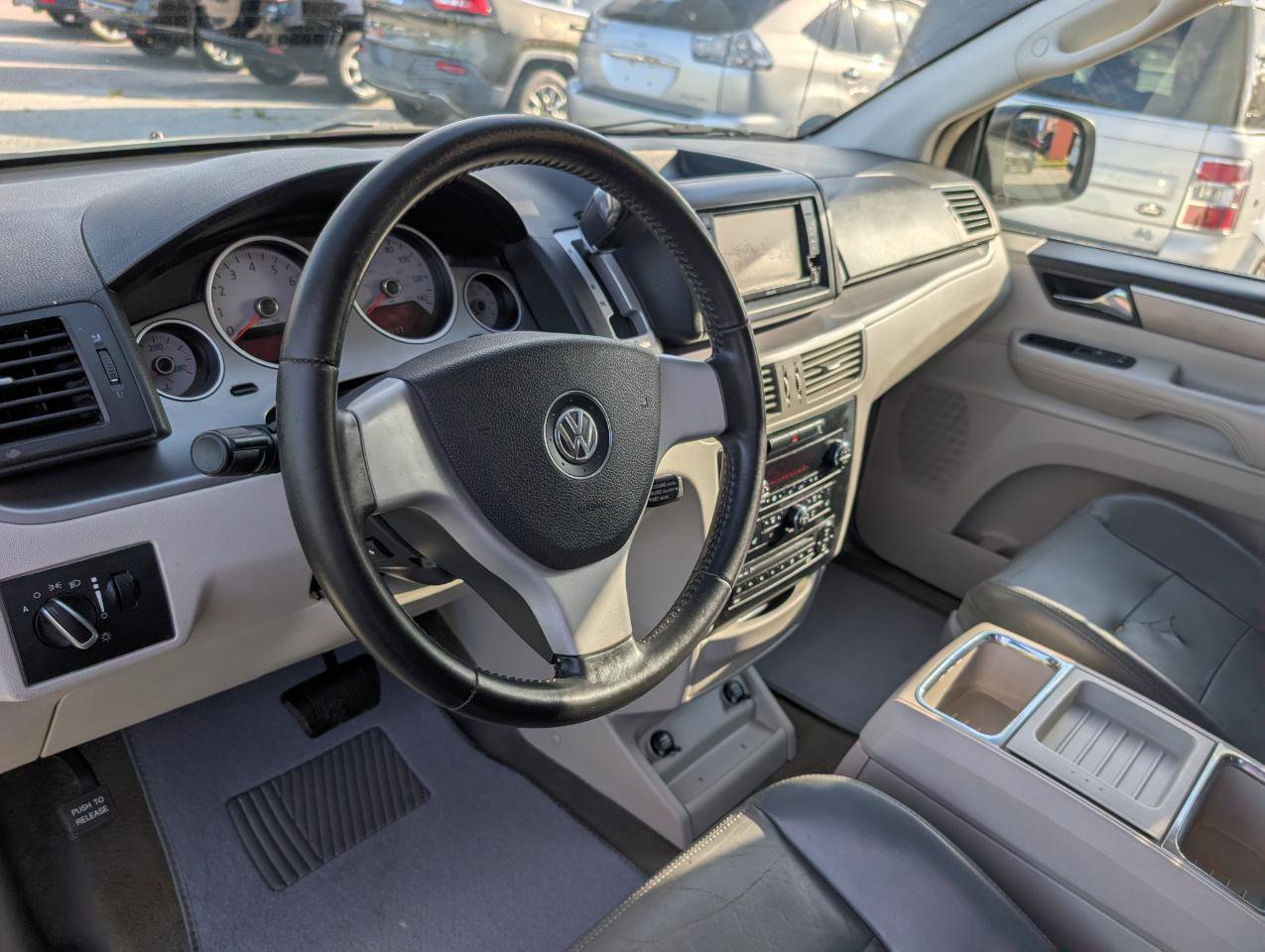 Used 2010 Volkswagen Routan SEL image 16
