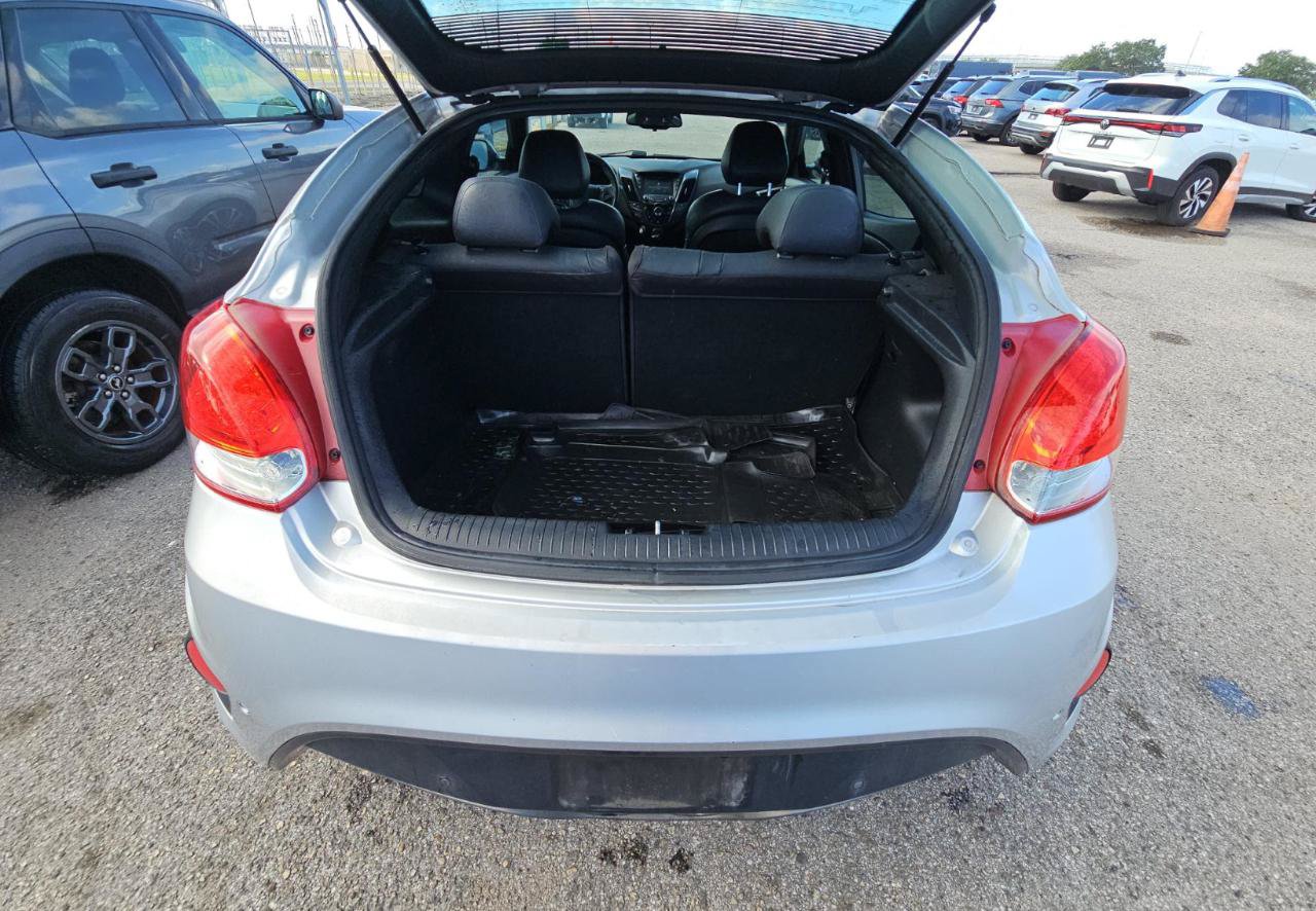 Used 2016 Hyundai Veloster Turbo w/ Option Group 04 FWD image 12