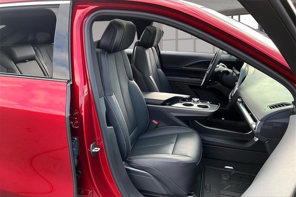 Used 2024 Cadillac Lyriq Luxury image 7