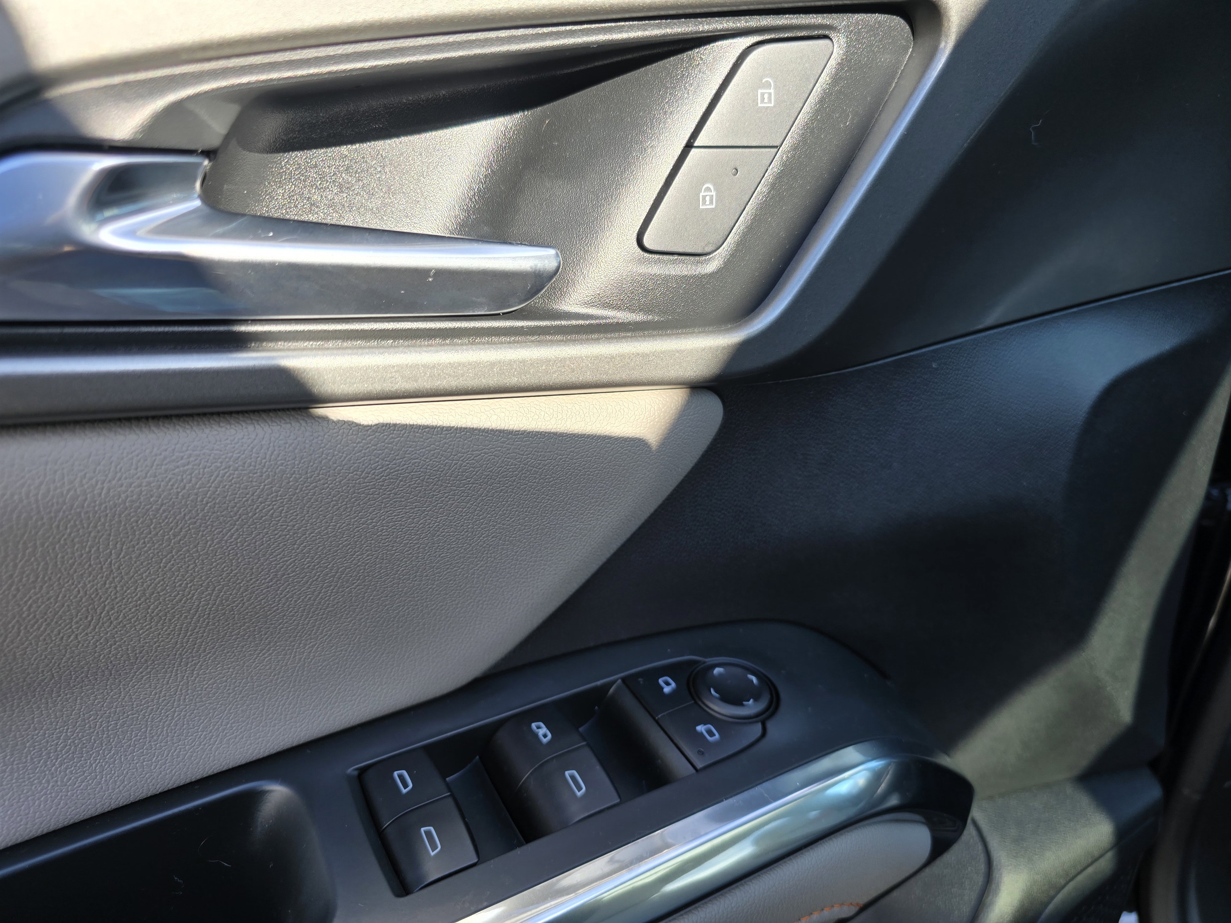 Used 2025 Chevrolet Traverse LT w/ Sun and Wheel Package image 36