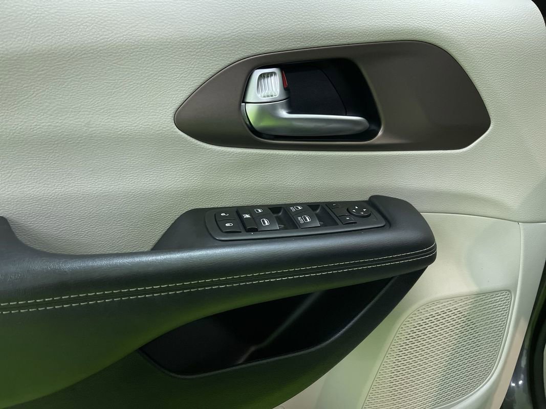 Used 2023 Chrysler Voyager LX image 15