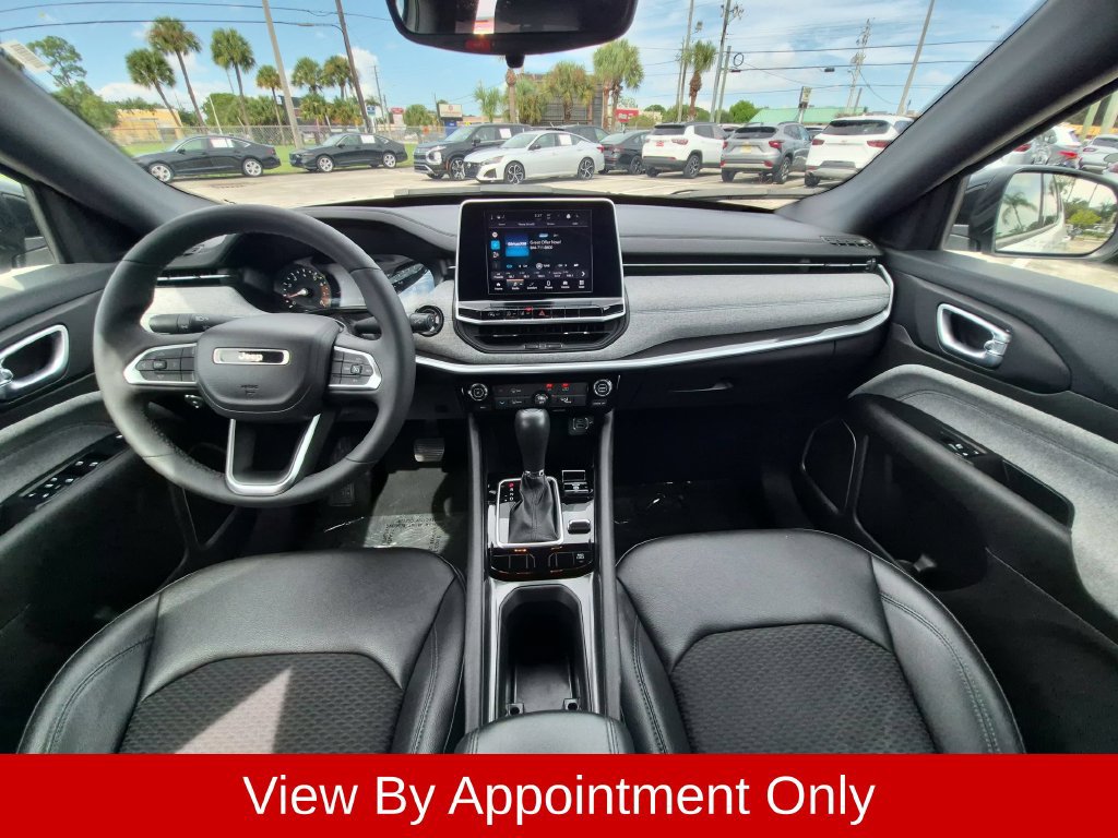 Used 2025 Jeep Compass Latitude AWD/4WD image 25