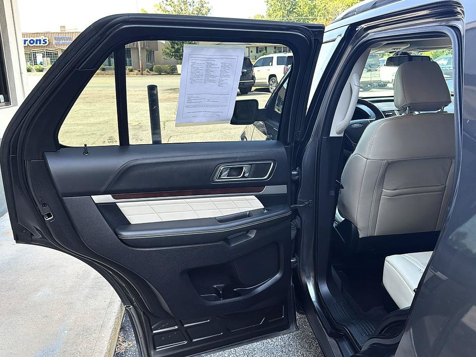 Used 2019 Ford Explorer Platinum AWD/4WD image 32