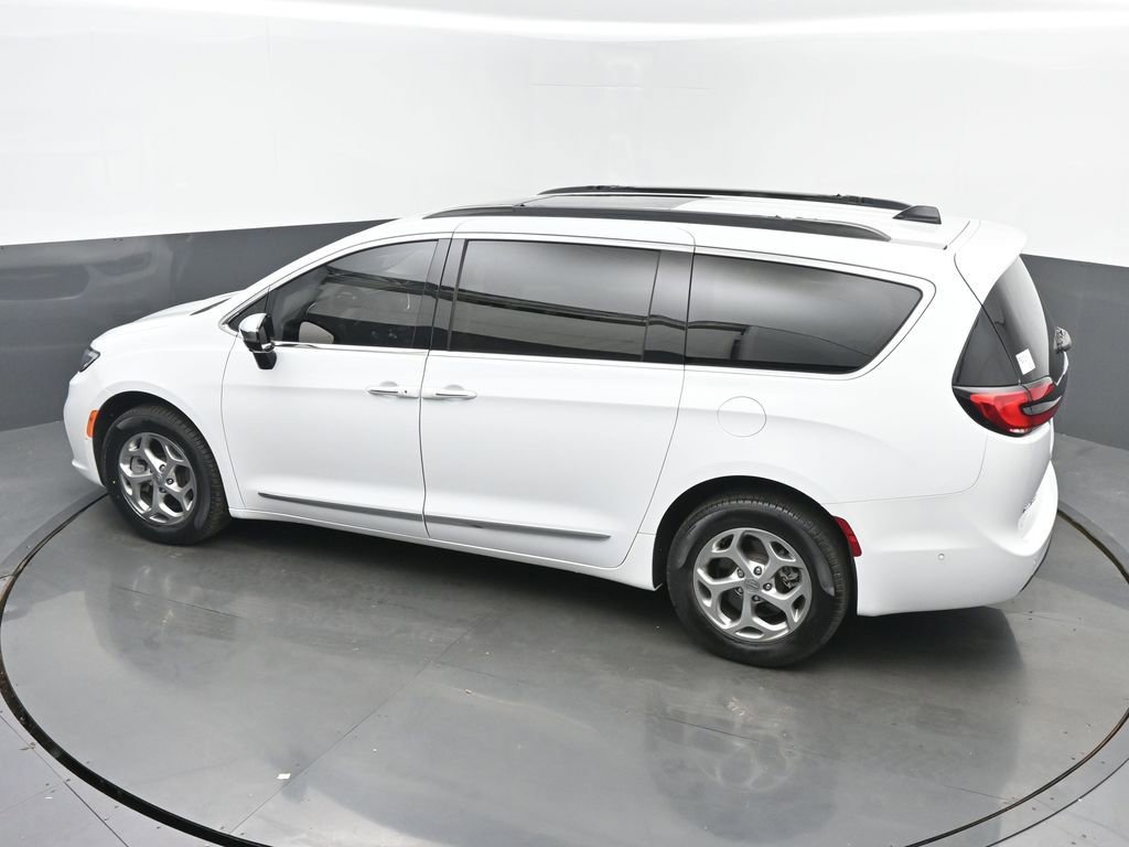 Used 2023 Chrysler Pacifica Limited AWD/4WD image 40
