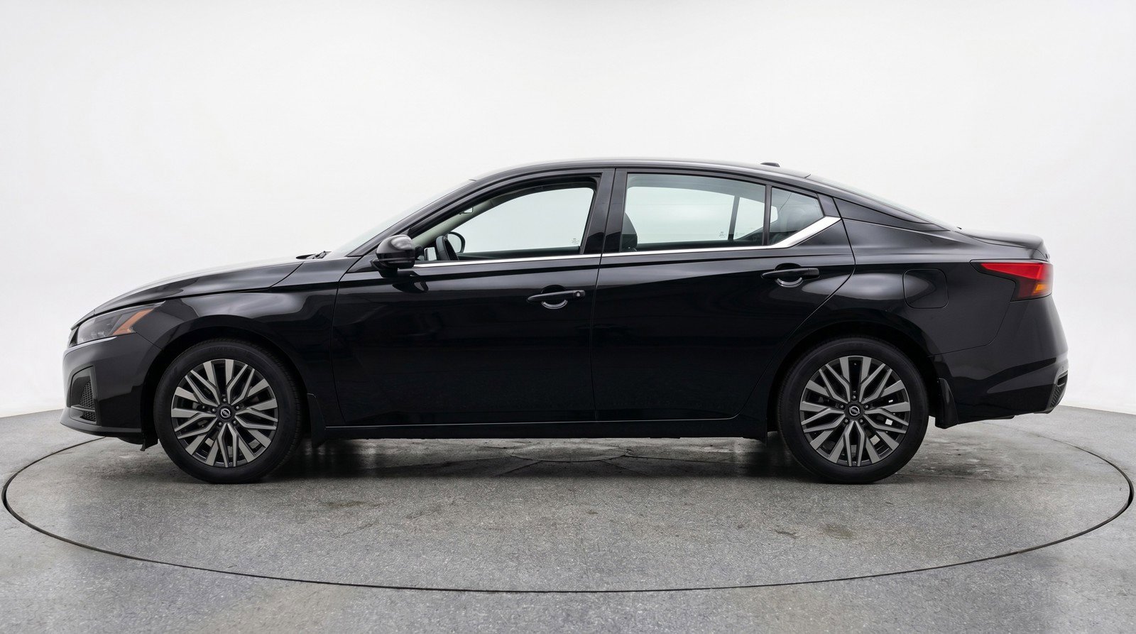 Used 2025 Nissan Altima 2.5 SV FWD image 5