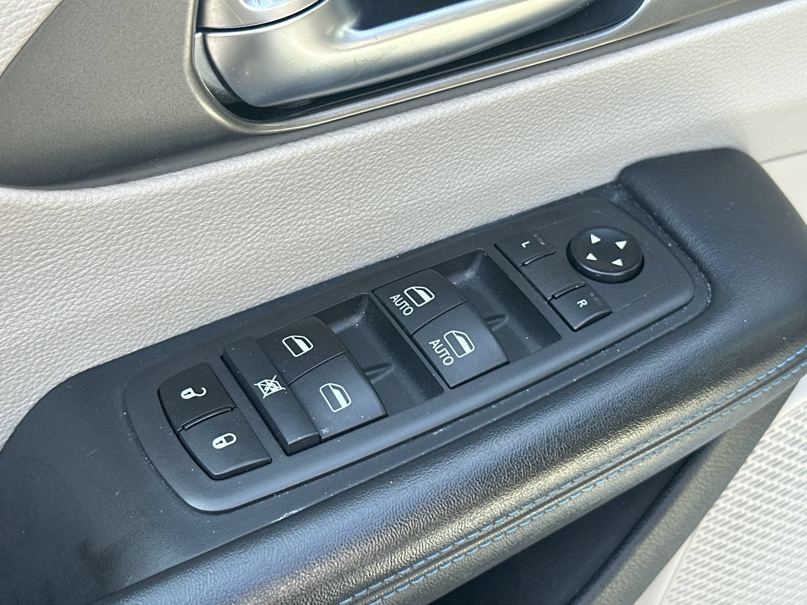 Used 2021 Chrysler Pacifica Touring-L FWD image 15