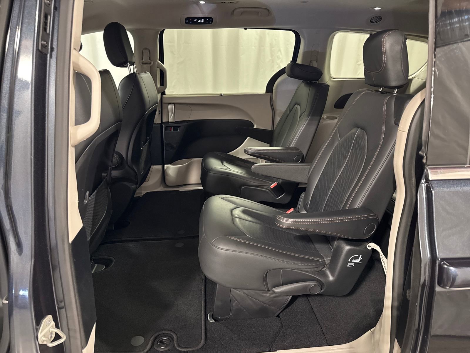 Used 2020 Chrysler Pacifica Touring-L FWD image 5