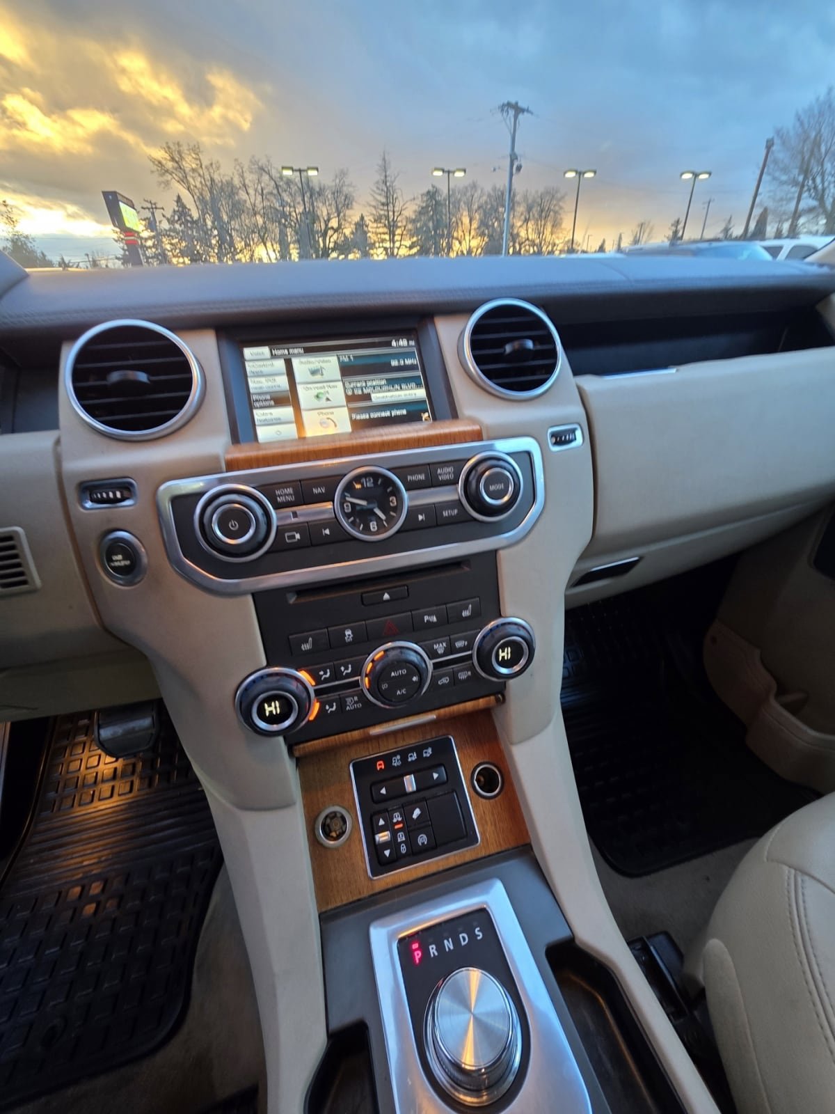 Used 2015 Land Rover LR4 HSE AWD/4WD image 12
