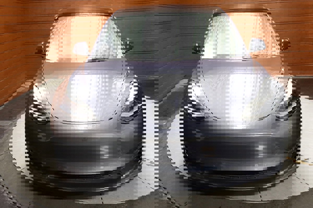 Used 2023 Tesla Model 3 Standard Range image 3