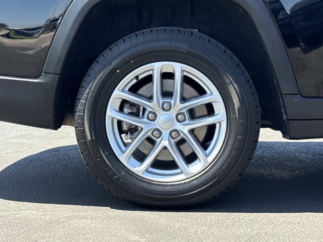Used 2023 Jeep Grand Cherokee L Laredo AWD/4WD image 34