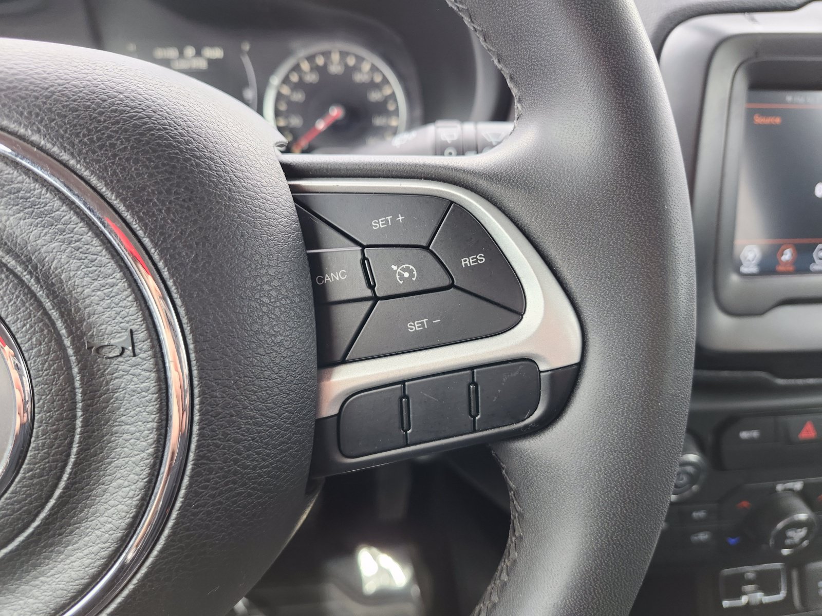 Used 2020 Jeep Renegade Latitude FWD image 29
