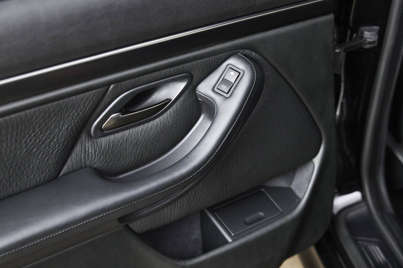 Used 2003 BMW M5 RWD image 96