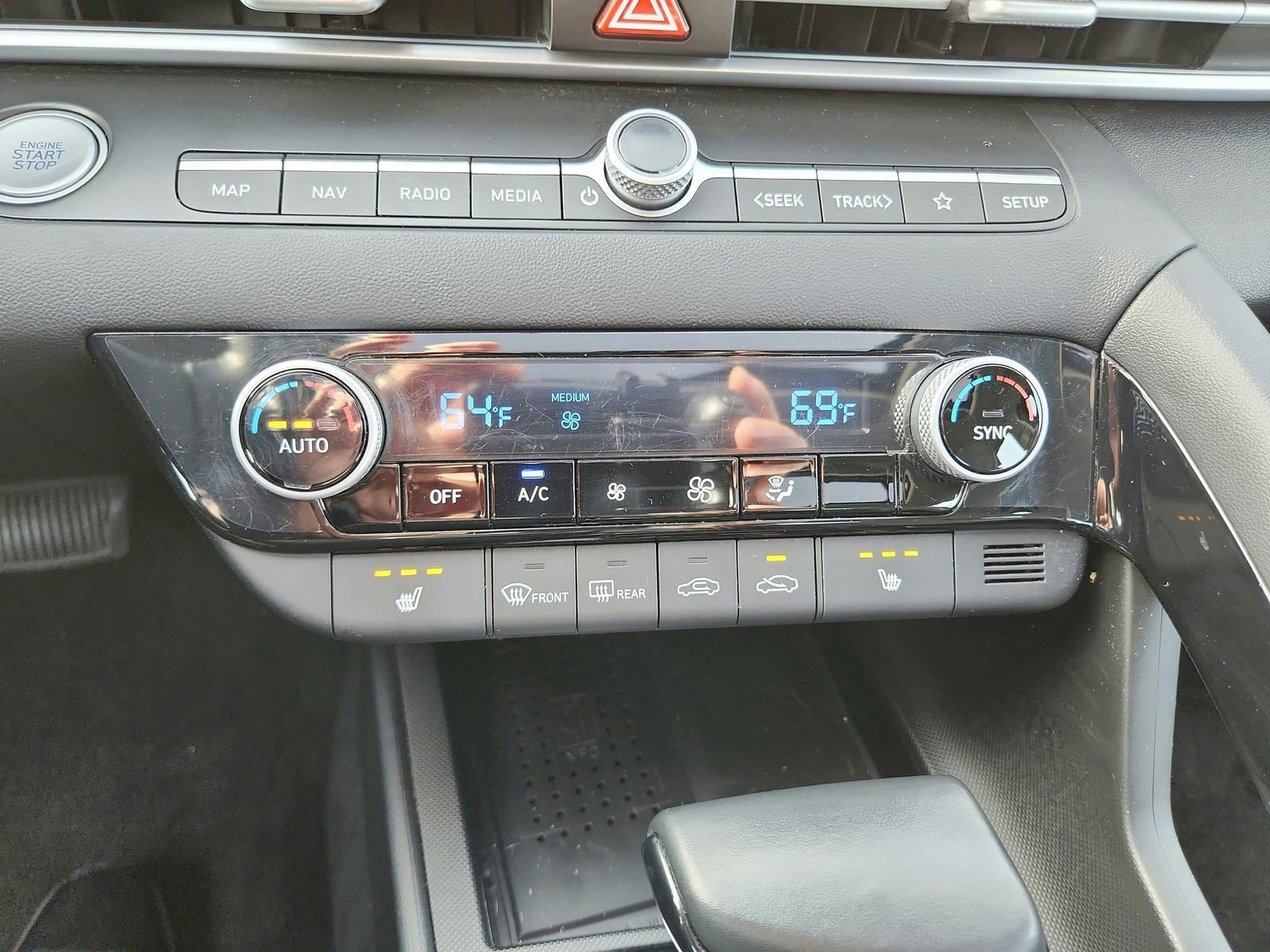 Used 2023 Hyundai Elantra Limited image 19