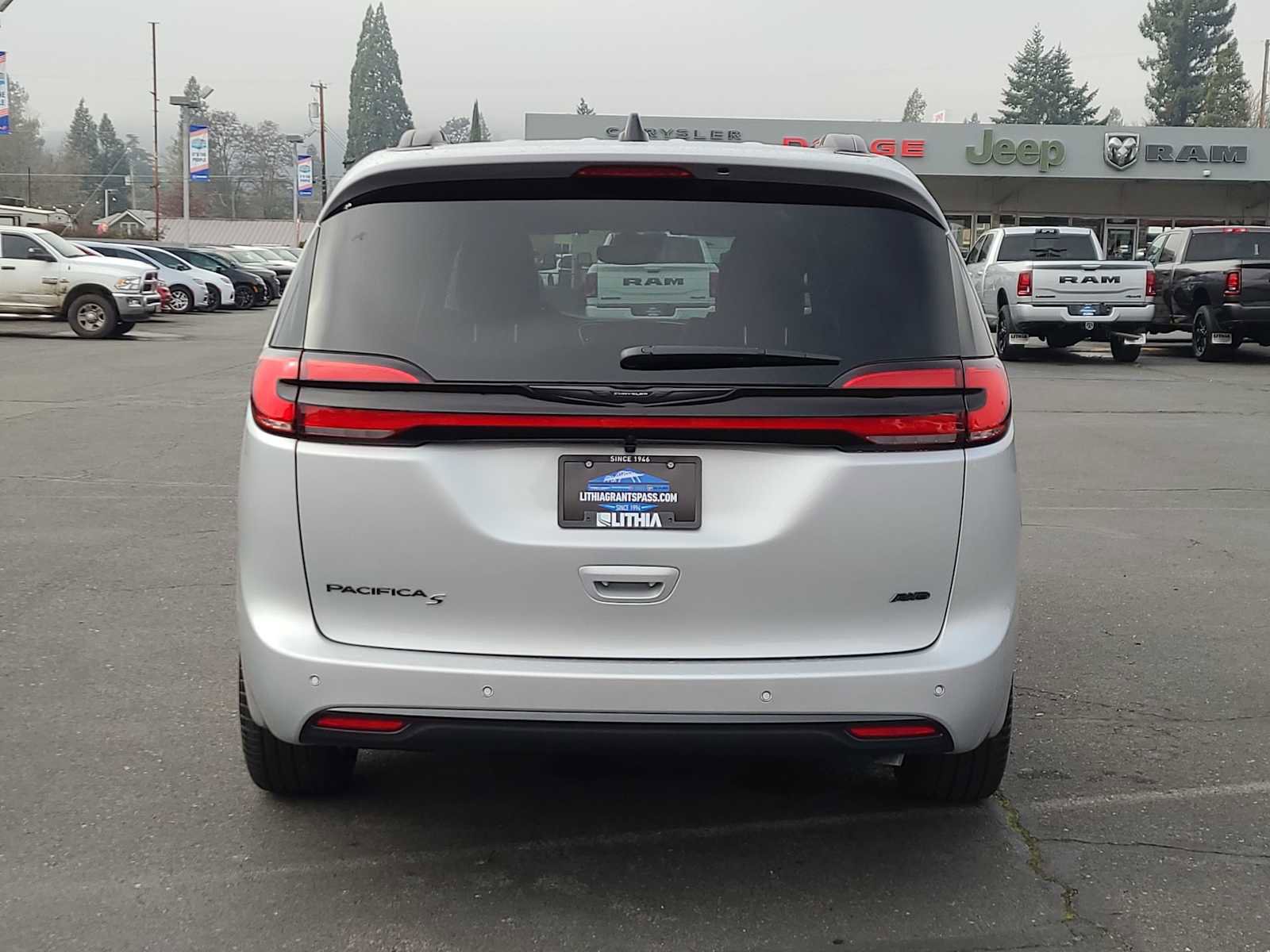 New 2026 Chrysler Pacifica Select w/ S Appearance Package image 13