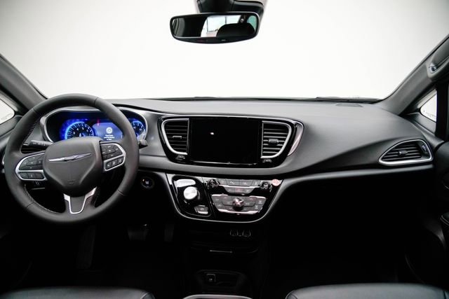 Used 2025 Chrysler Pacifica Select FWD image 19