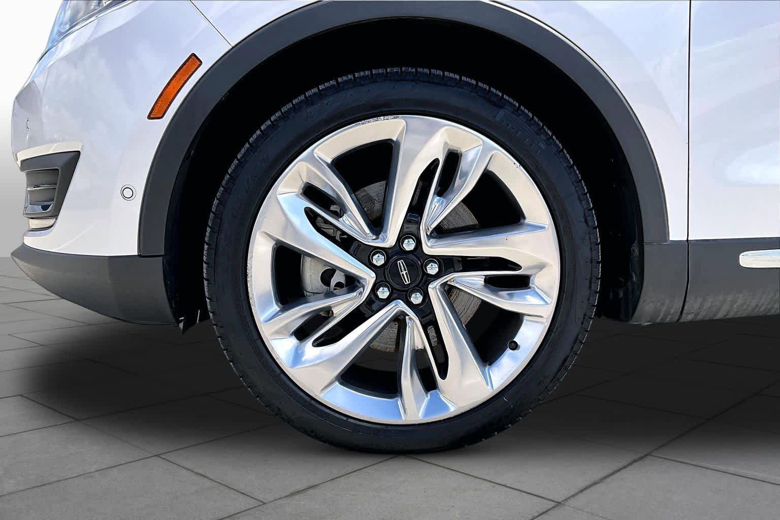 Used 2018 Lincoln MKX Reserve w/ Driver Assistance Package FWD image 11