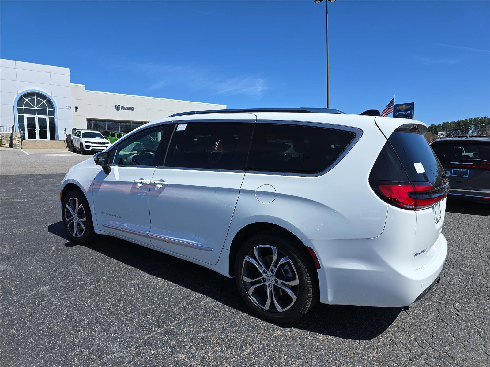 New 2026 Chrysler Pacifica Pinnacle w/ Trailer Tow Group AWD/4WD image 6