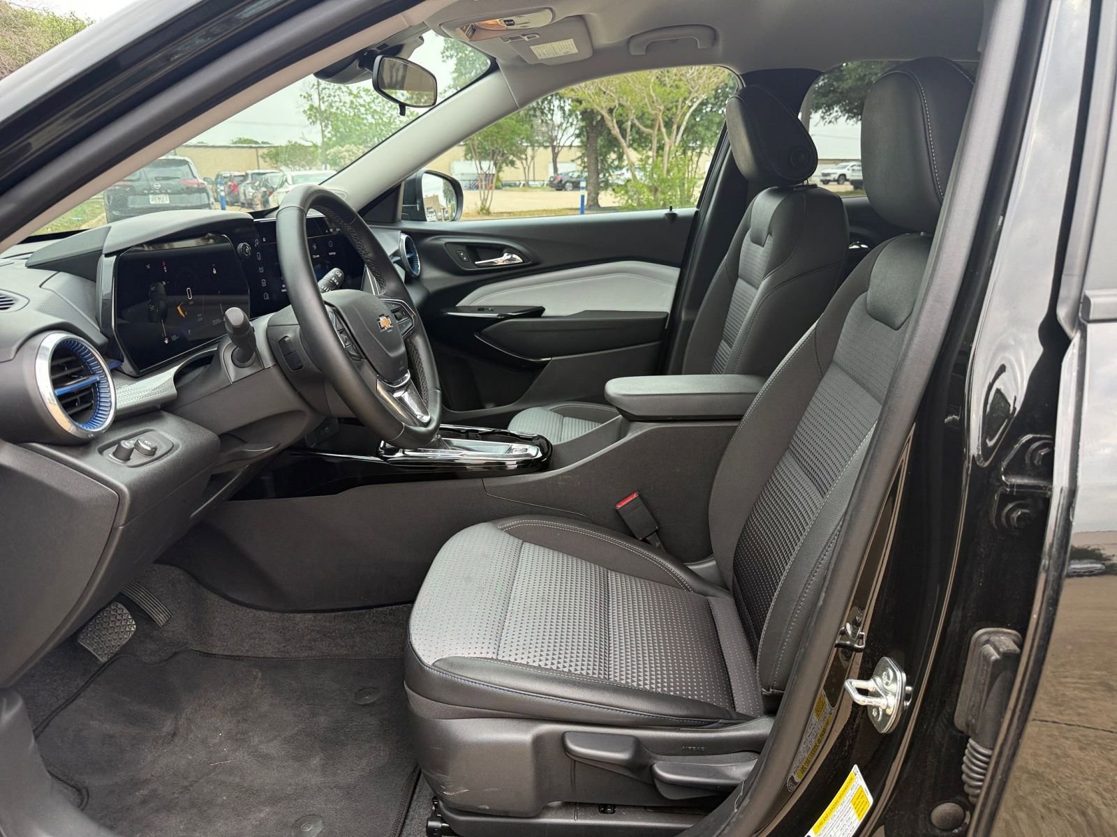 Used 2025 Chevrolet Trax LT w/ LT Convenience Package FWD image 28