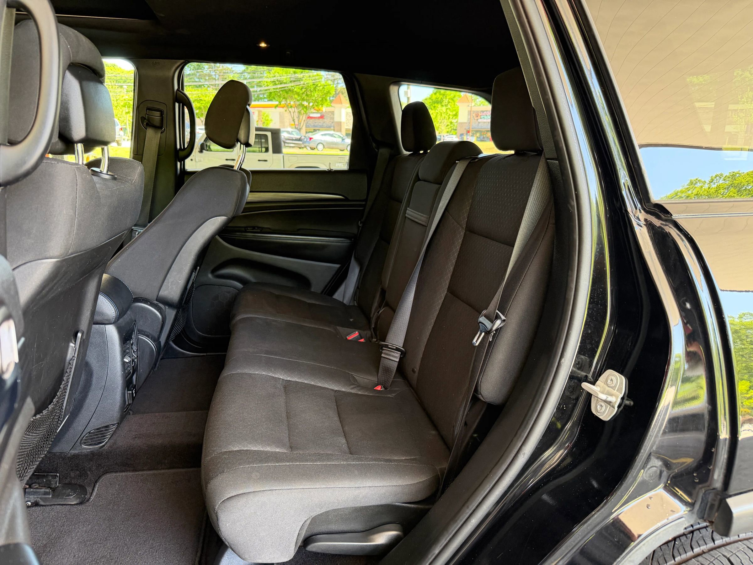 Used 2019 Jeep Grand Cherokee Laredo AWD/4WD image 11